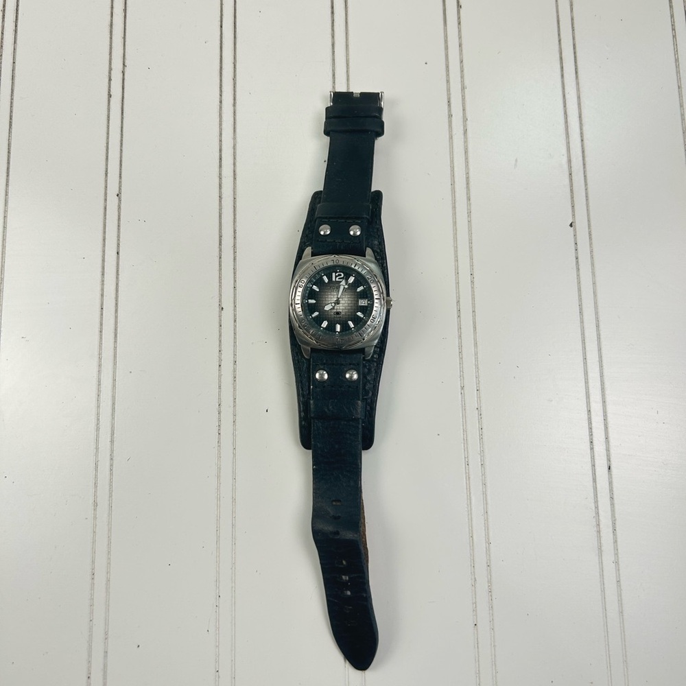 Fossil Men’s Watch – Genuine Black Leather Strap, Silver Case, Date Dial - Picture 2 of 7